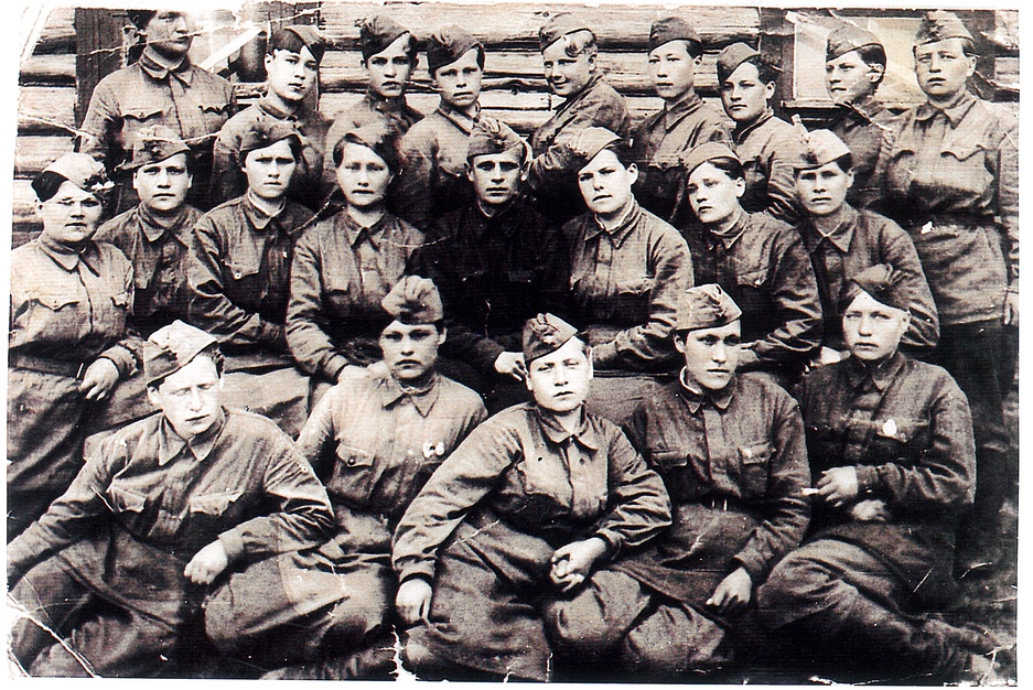 М.Д.Колтакова в верхнем ряду вторая справа