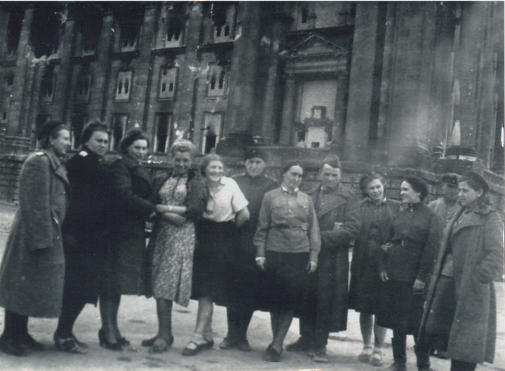 Берлин, май 1945 г. Т.А.Смирнова четвертая справа